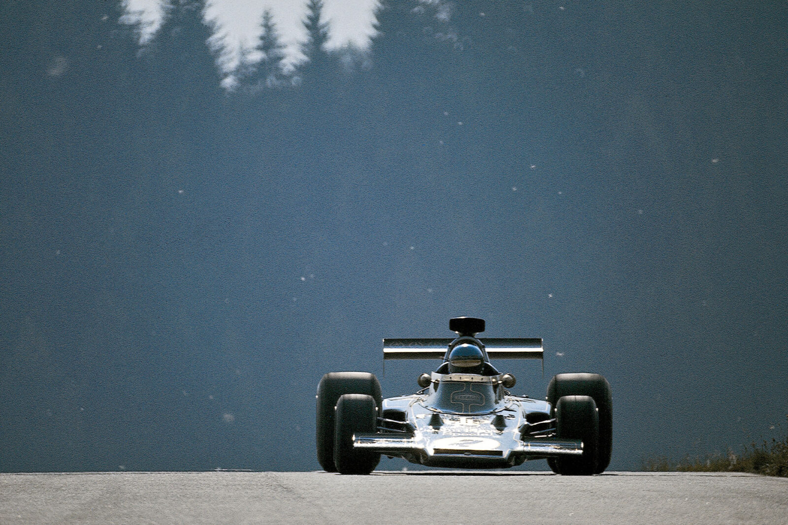 The Lotus of Ronnie Peterson goes over the crest at the 1973 Austraian Grand Prix