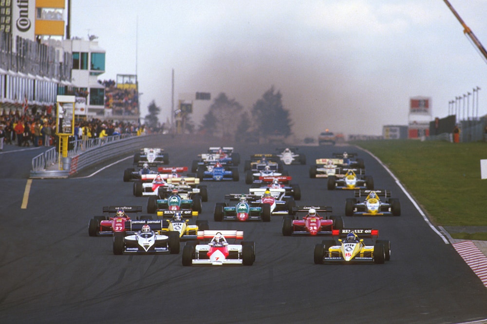 Alain Prost (McLaren MP42 TAG Porsche) leads Patrick Tambay (Renault RE50), Nelson Piquet (Brabham BT53 BMW), Derek Warwick (Renault RE50), Michele Alboreto and Rene Arnoux (both Ferrari 126C4's) at the start.