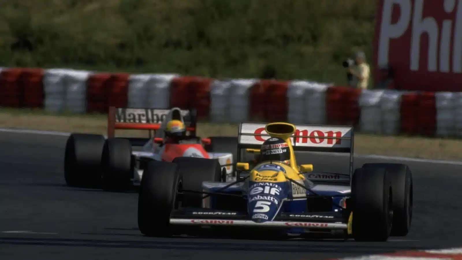 Thierry Boutsen ahead of Ayrton Senna at the Hungaroring during the 1990 Hungarian Grand prix