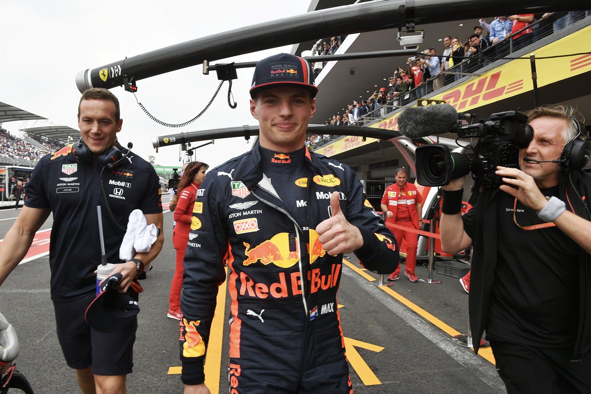 Max Verstappen gioves a thumbs up after qualifying for the 2019 F1 Mexican Grand Prix before being stripped of pole