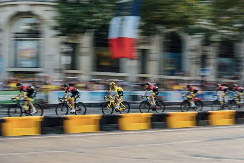 team_ineos_champs_elysees_2019_