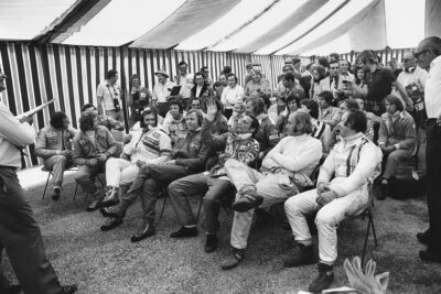Niki Lauda raises his hand in a driver's briefing at the 1976 South African Grand Prix