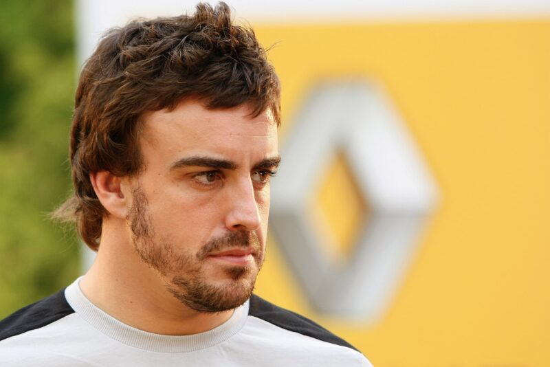 Fernando Alonso in front of the Renault logo in Japan 2009