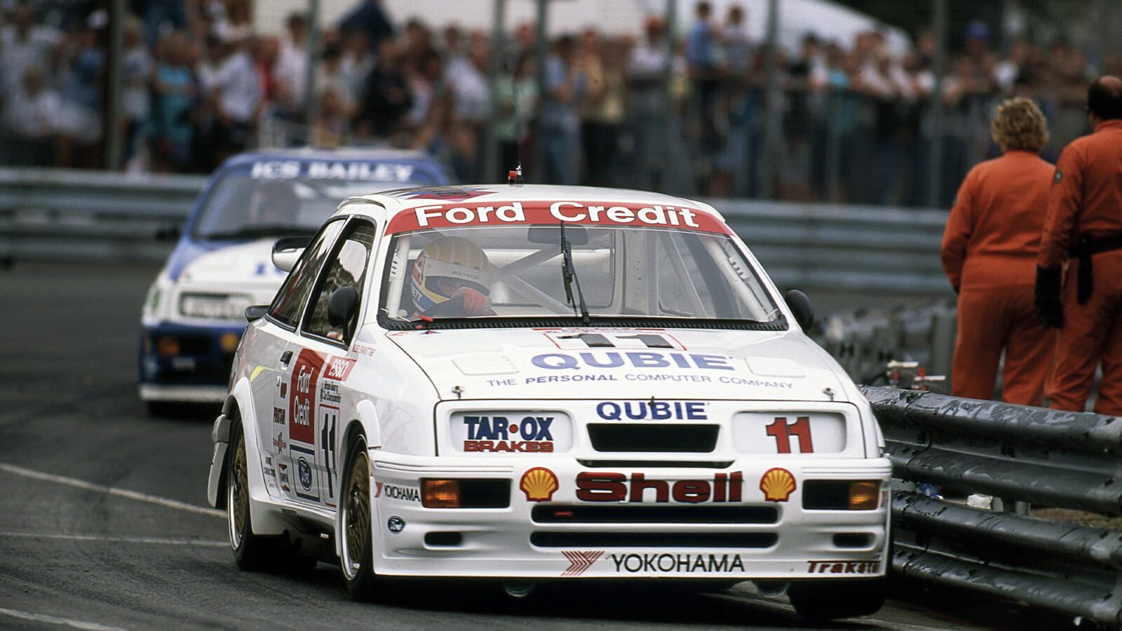Rob Gravett in his Trakstar Cosworth RS500 leading Andy Rouse in the 1990 Birmingham Superprix