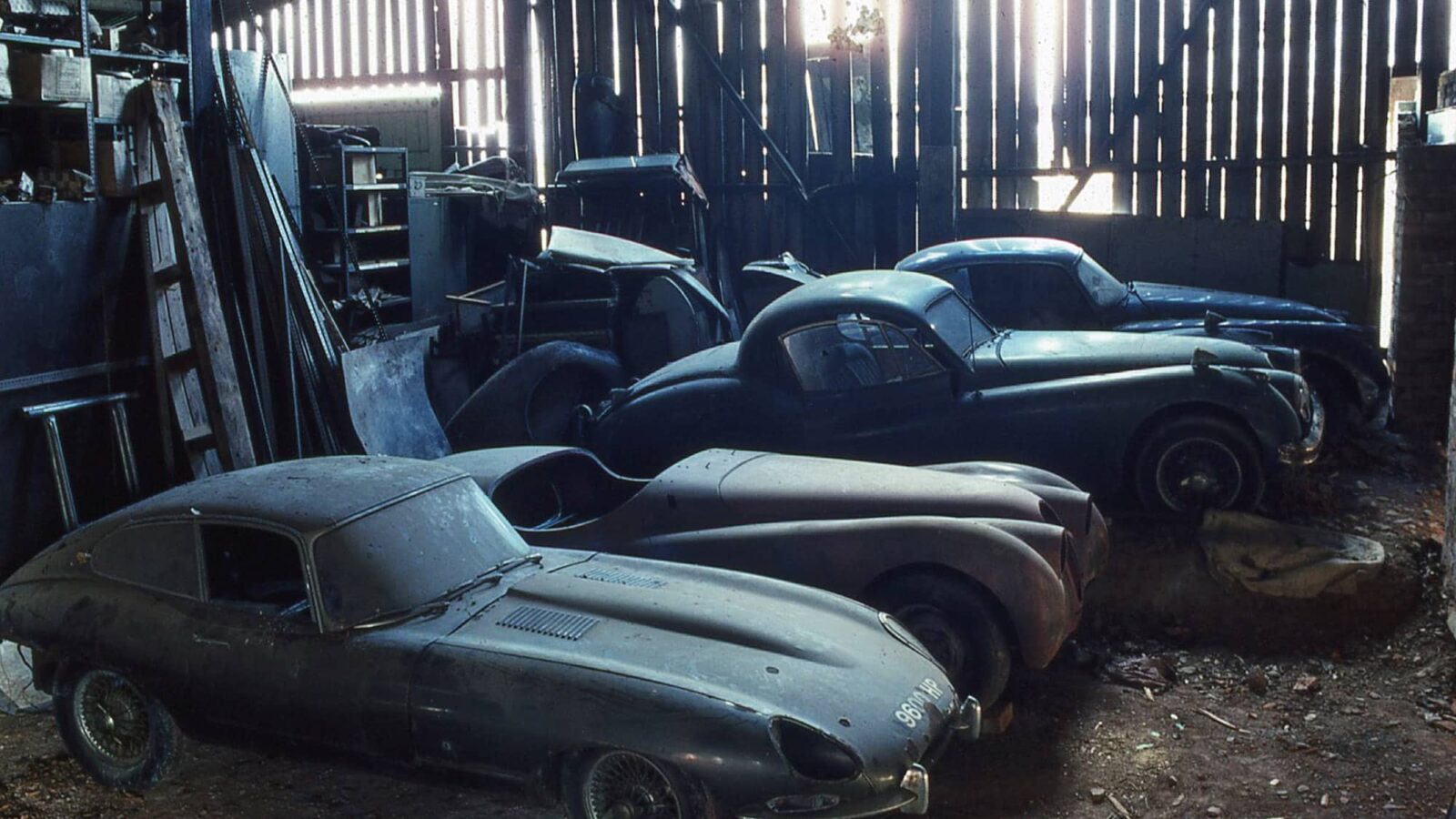 jaguar E type 9600HP in barn