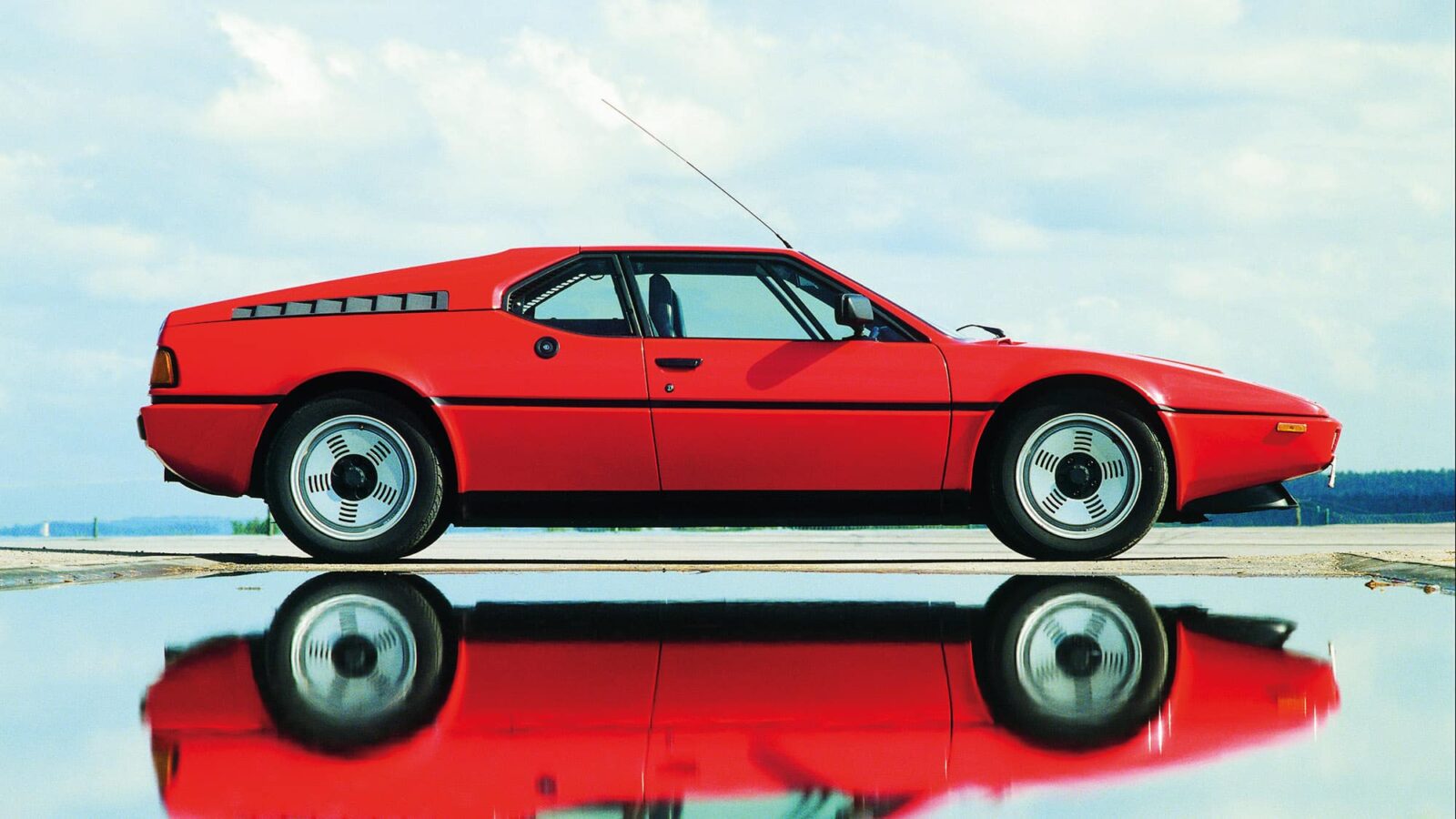 BMW M1 side