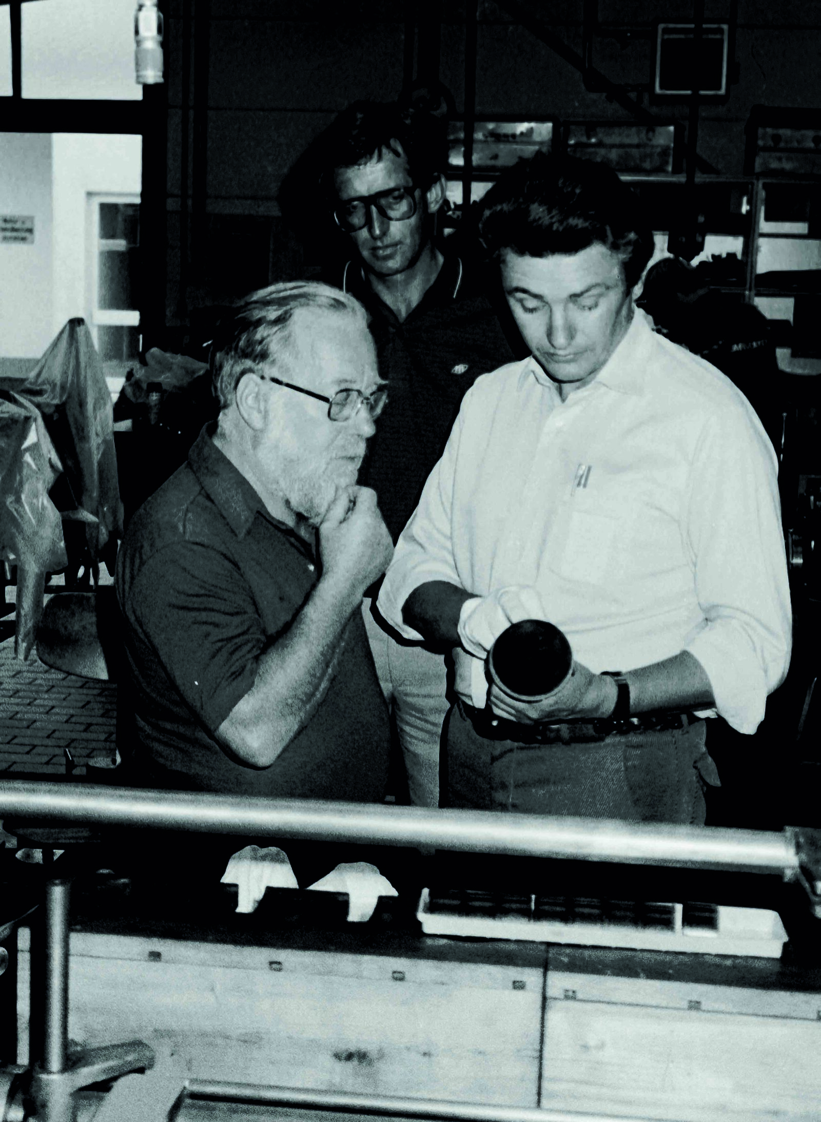 Denis-Jenkinson-shown-engine-part-at-BMW-racing-department