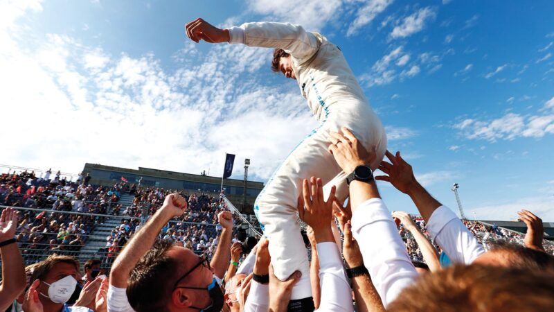 Nyck de Vries celebrates winning the 2021 Formula E championship