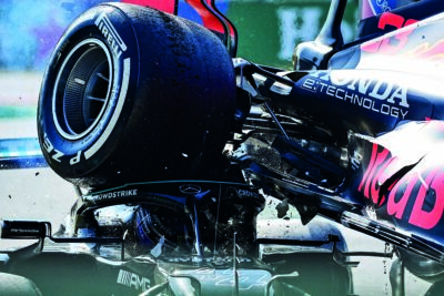 Wheel-of-Max-Verstappen-Red-Bull-over-Lewis-Hamiltons-helmet-at-Monza