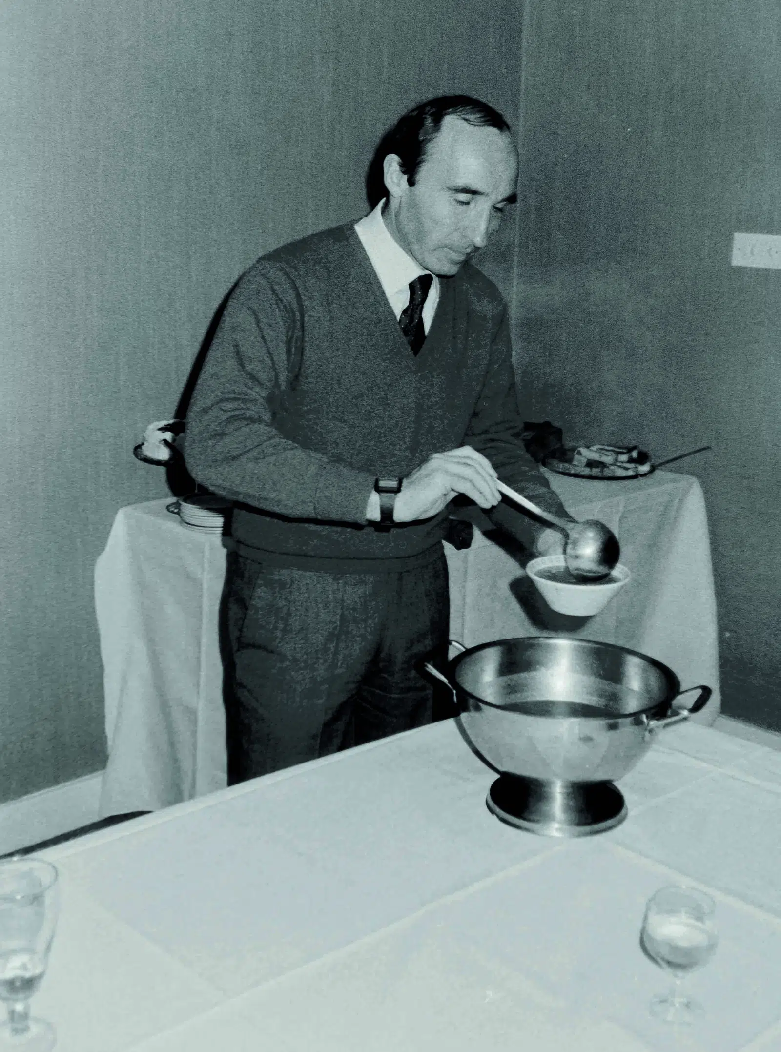 Frank-Williams-serves-soup-for-journalists-at-Williams-HQ