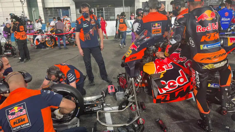 Mechanics change front wheel of Brad Binder KTM on the Losail grid