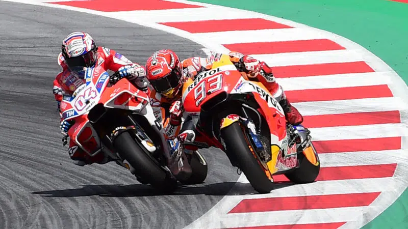 Red Bull Ring 2017: Dovizioso suckers Márquez into out-braking him at the last turn, Márquez runs wide and Dovizioso cuts back inside to win