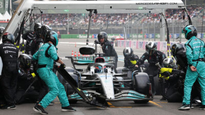 Mercedes pit-stop