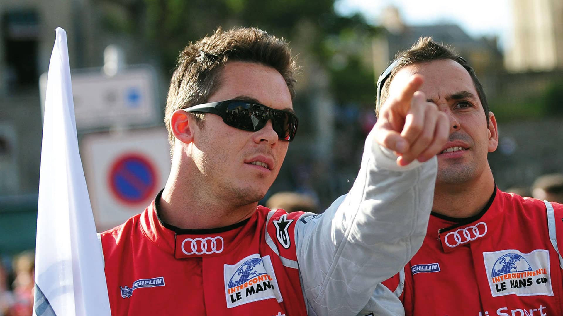 André Lotterer pointing to the crowd