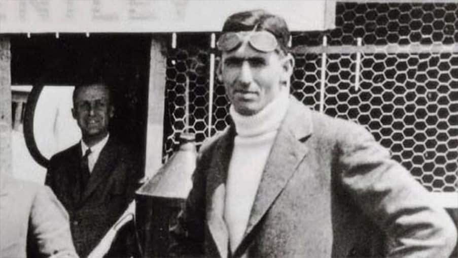 Mid body shot of John Duff