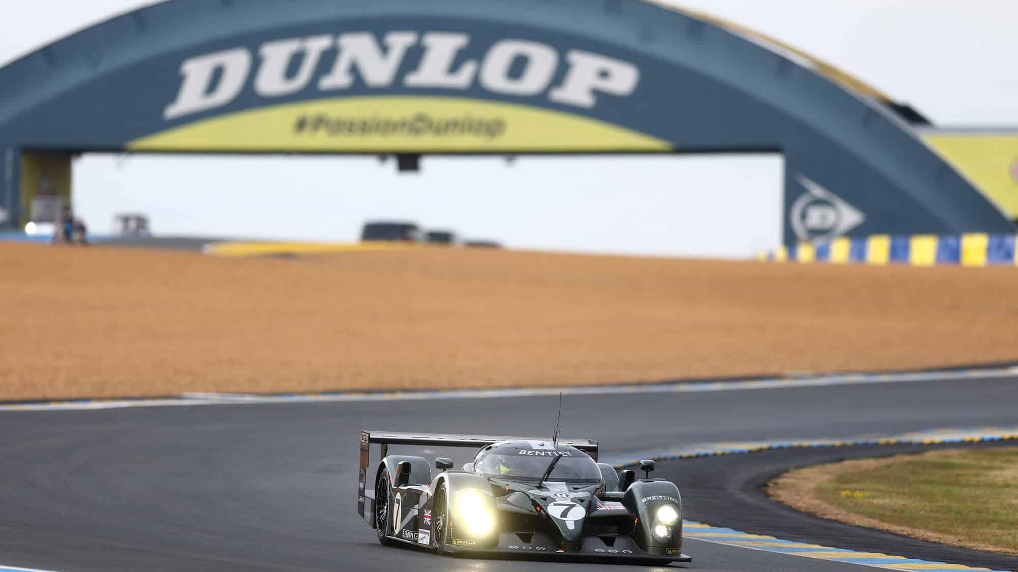 Bentley Speed 8 at Dunlop Bridge in 2023 Le Mans centenary parade
