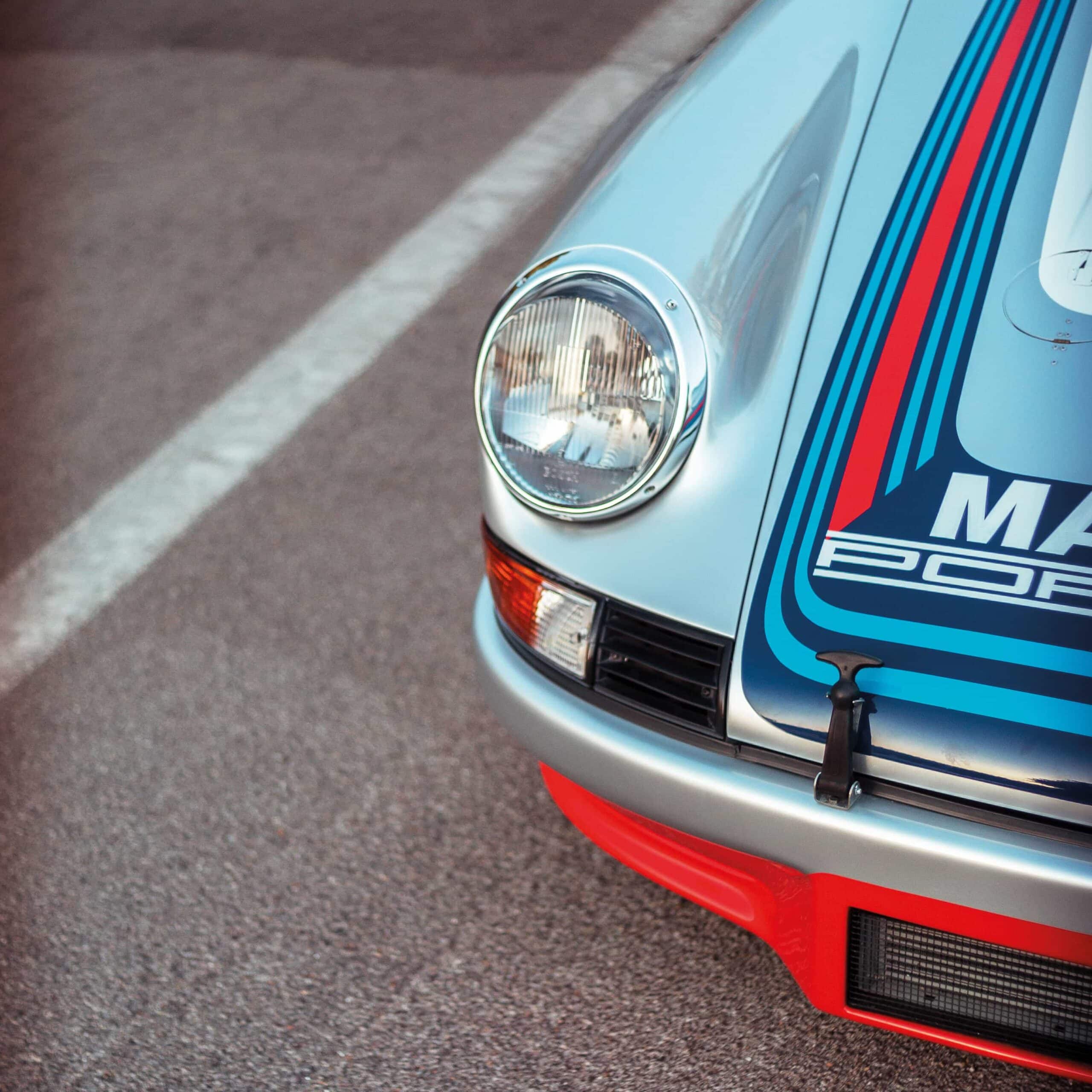 PORSCHE-911-RSR-lights
