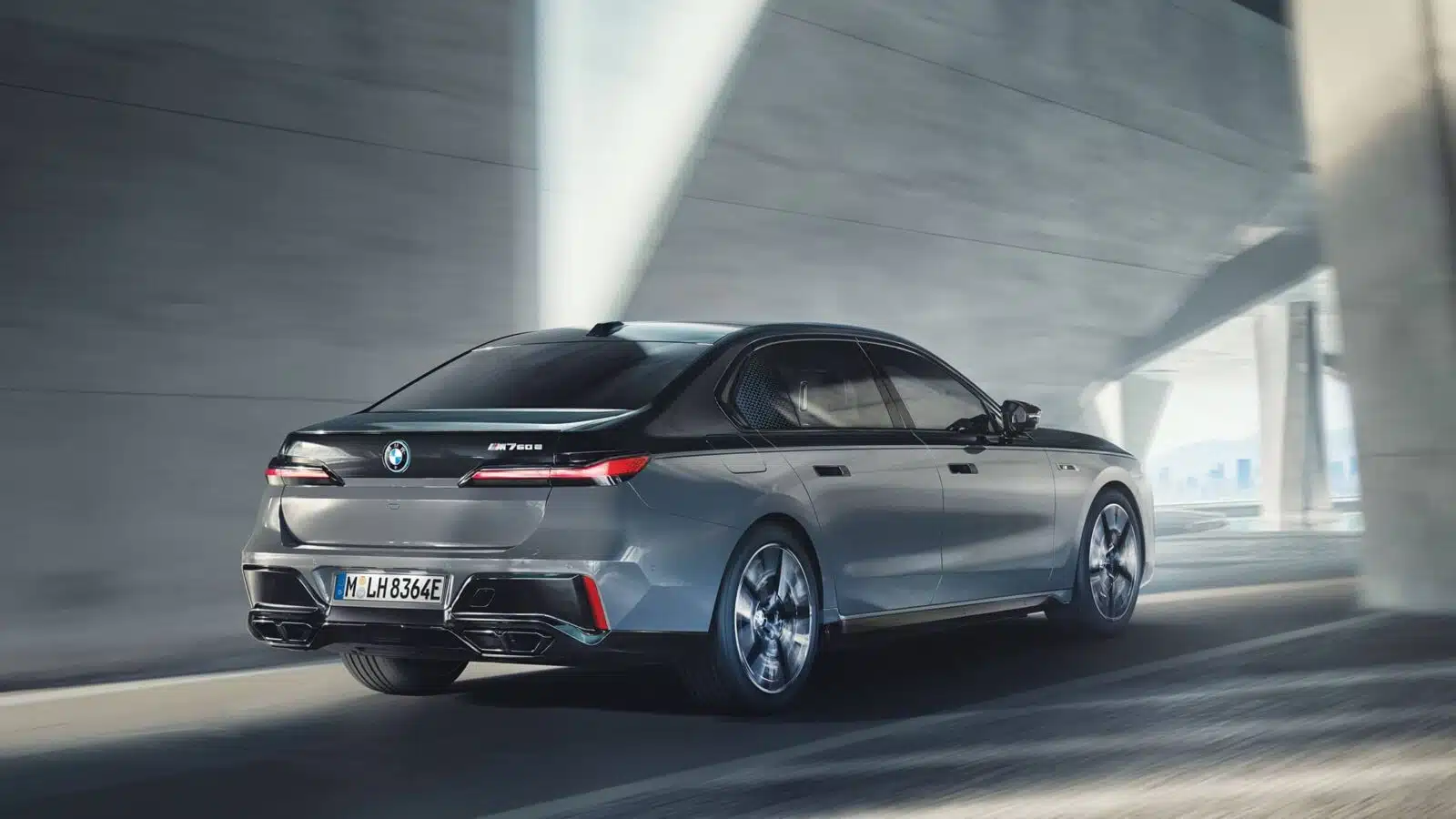 BMW M760e rear