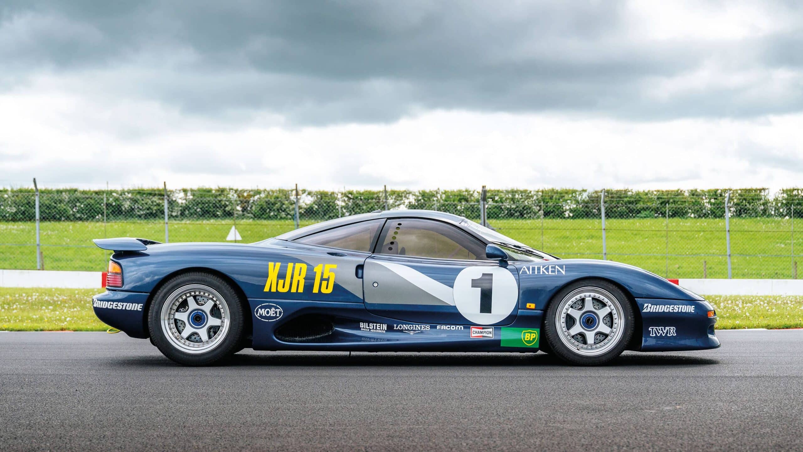 Jaguar XJR-15 side profile