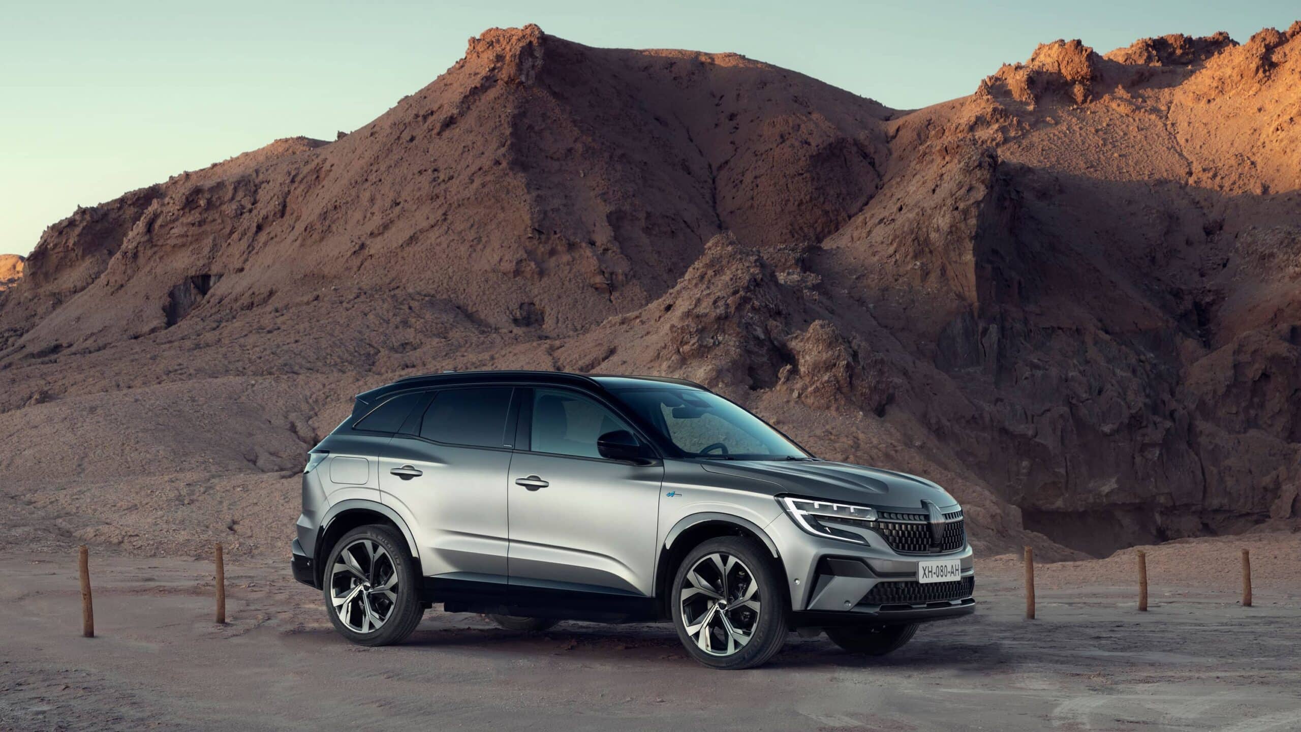 Renault Austral side view in dessert