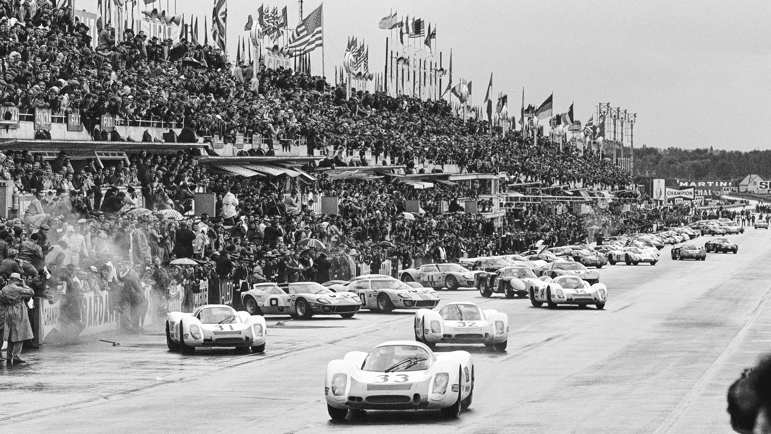 Rolf Stommelen leading the pack