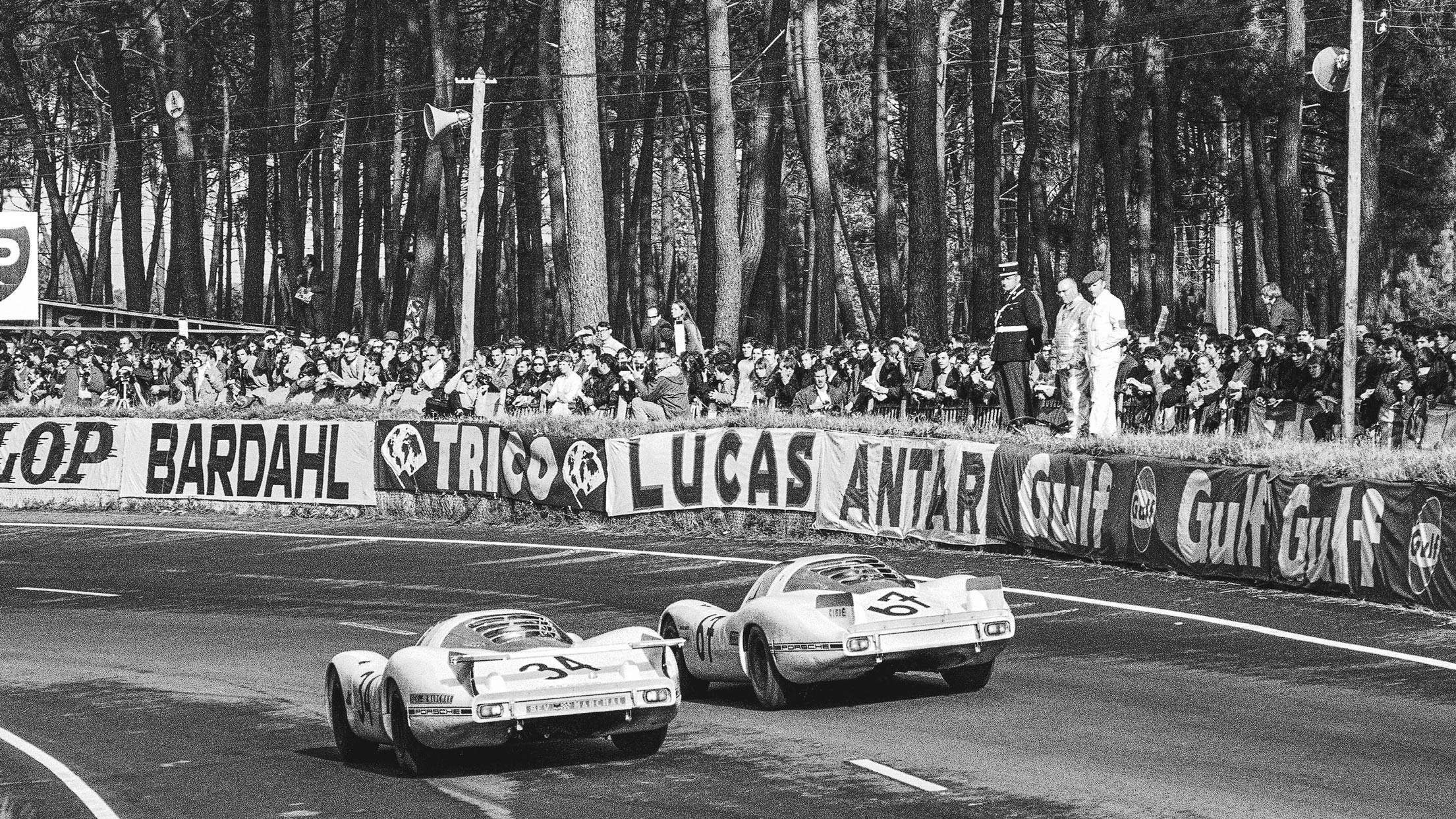Porsche pair dive into the Esses