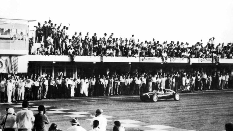 1958 Stirling Moss crosses line 1958 Argentina GP