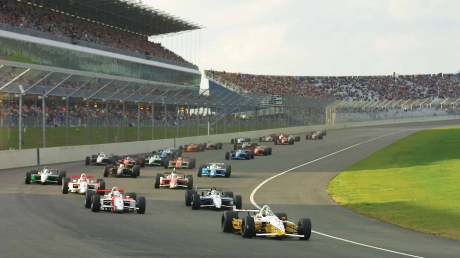 The 2001 Rockingham 500 was on the CART calendar; the race, which went to the last lap, was won by Gil de Ferran (No1)