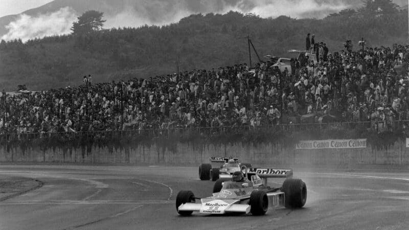 James Hunt v Niki Lauda on track 1976 Japanese GP