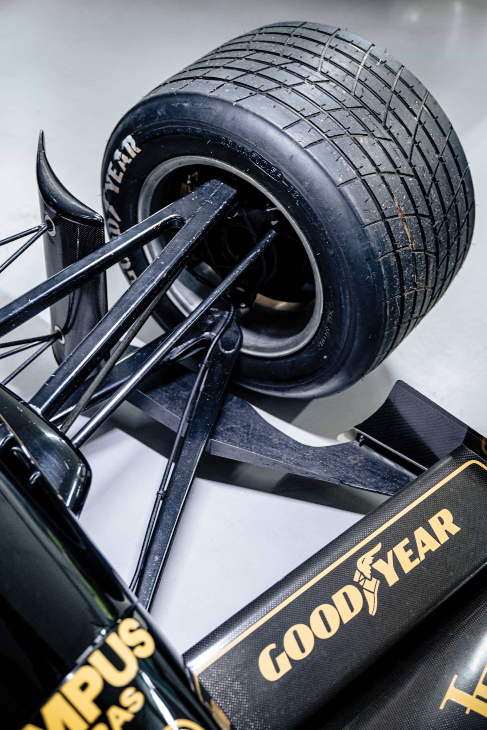Lotus 97T wheel axel