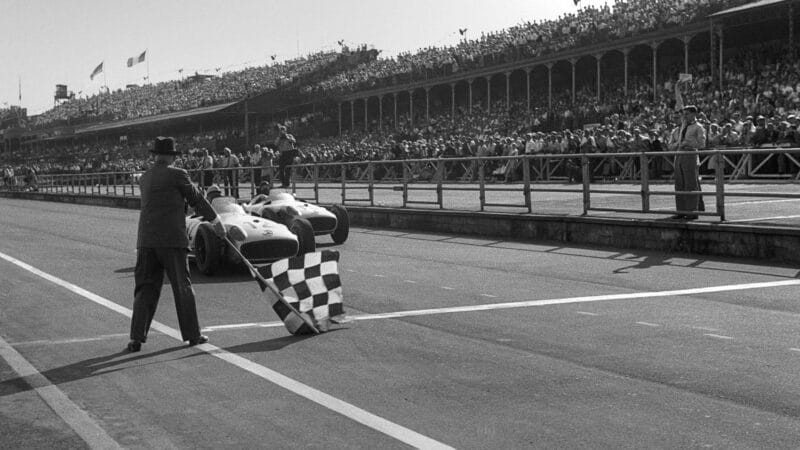 Stirling-Moss-Crossing-the-line-1955-British-GP-aintree