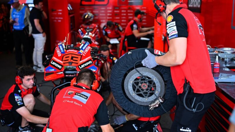 Marc Márquez’s Ducati mechanics change a front tyre at COTA