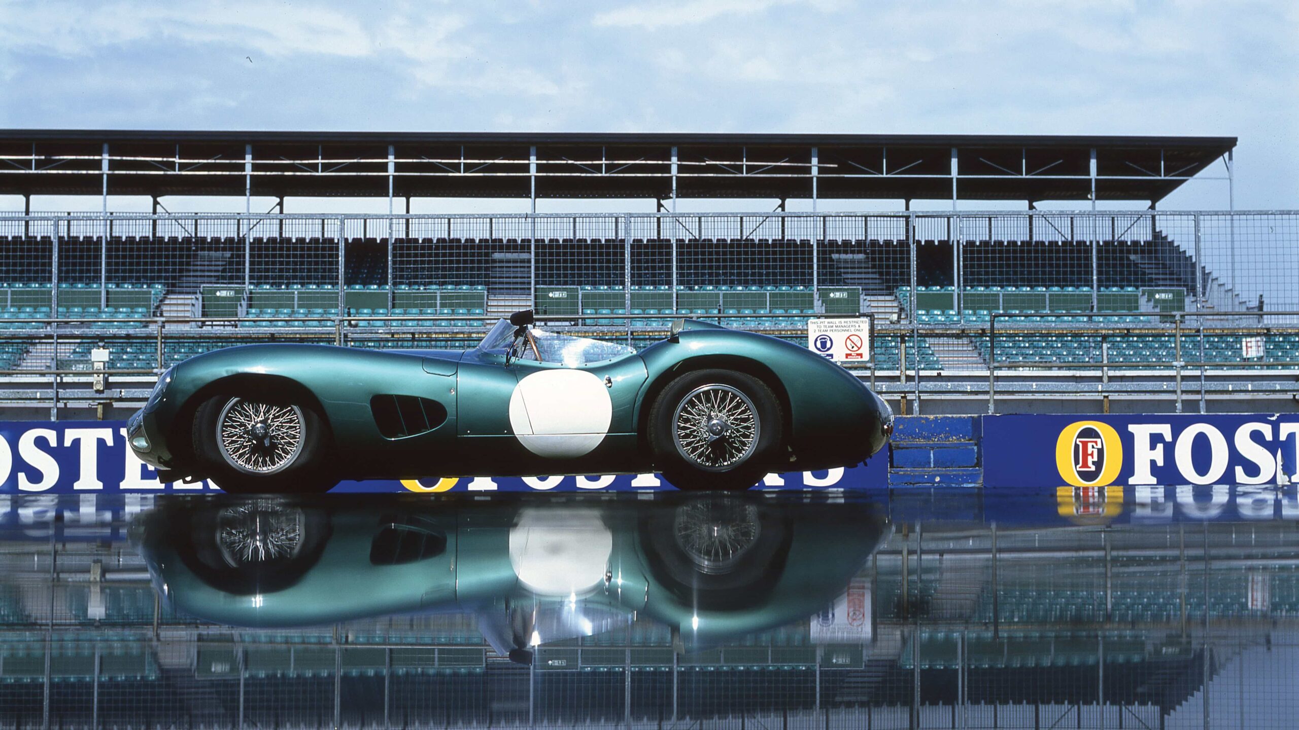 Aston-Martin-DBR1 - SIDE