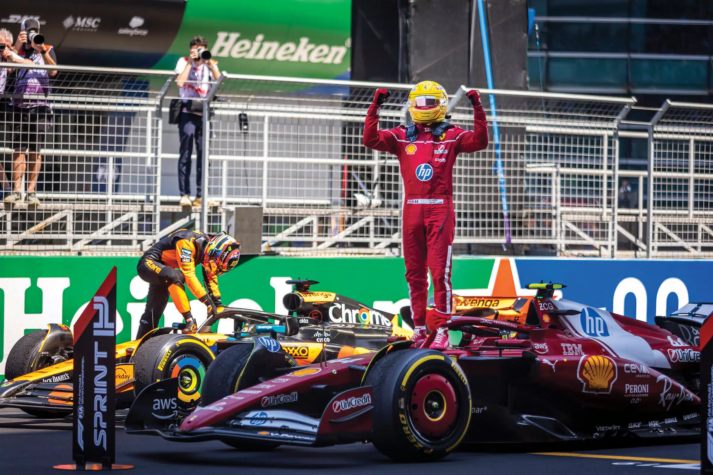 Lewis Hamilton wins China Sprint Race